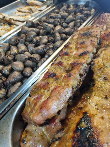 Carnes grelhadas na chapa do buffet