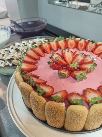 Torta de morango artesanal do buffet de sobremesas