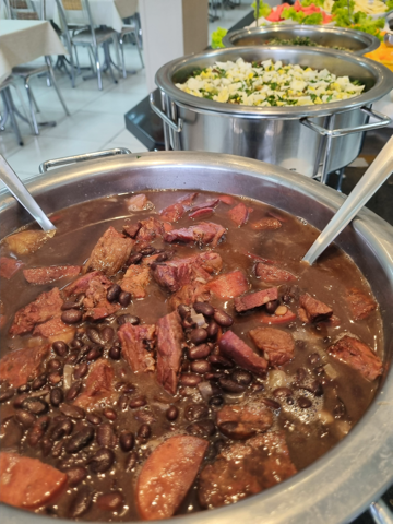 Panela de feijoada da fronteira no buffet