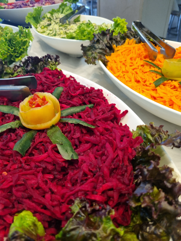 Saladas frescas e coloridas de beterraba e cenoura