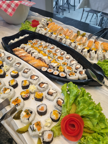 Sushi servido no restaurante