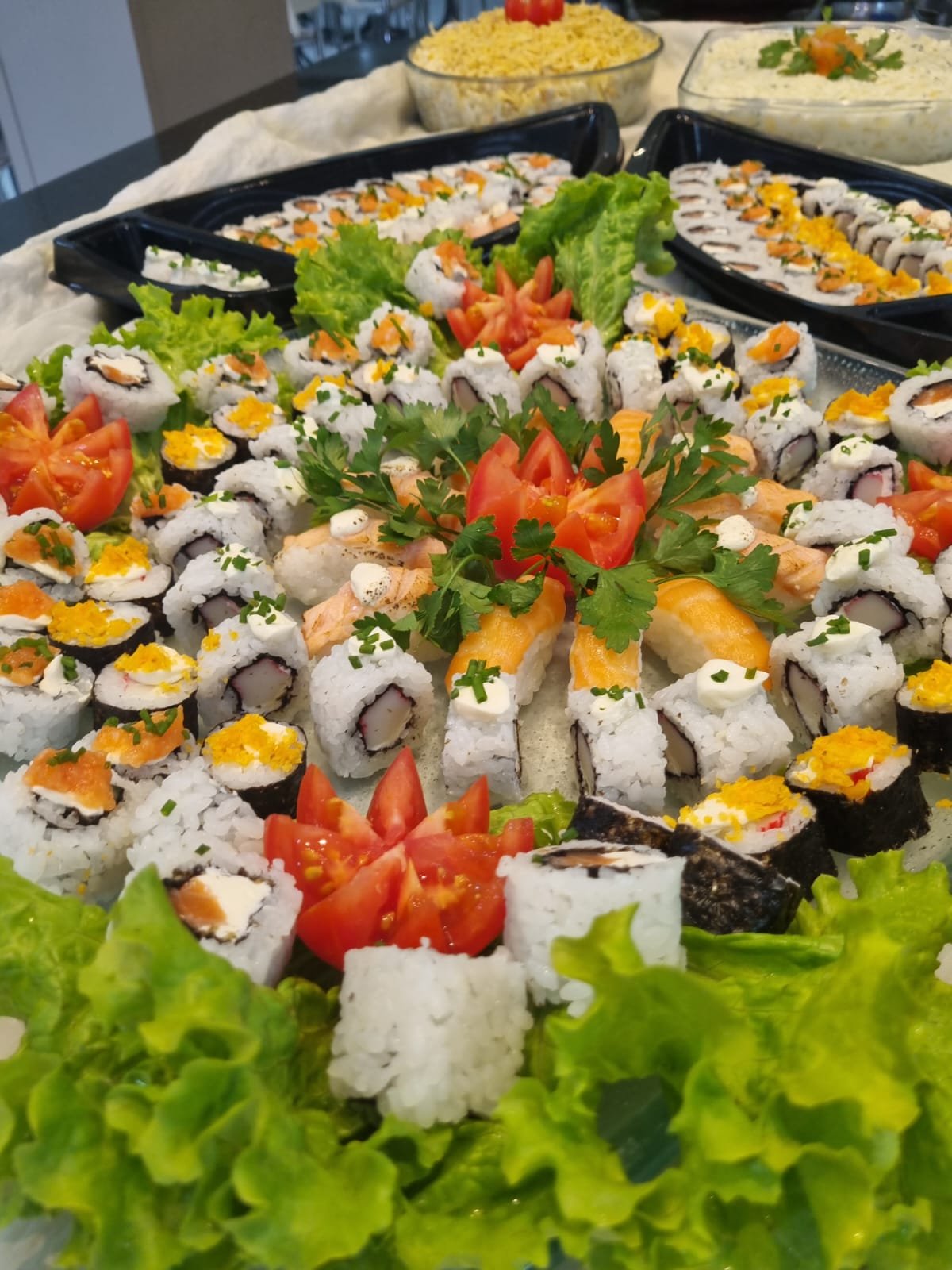 Mesa de sushi variado servida no buffet especial de sábado
